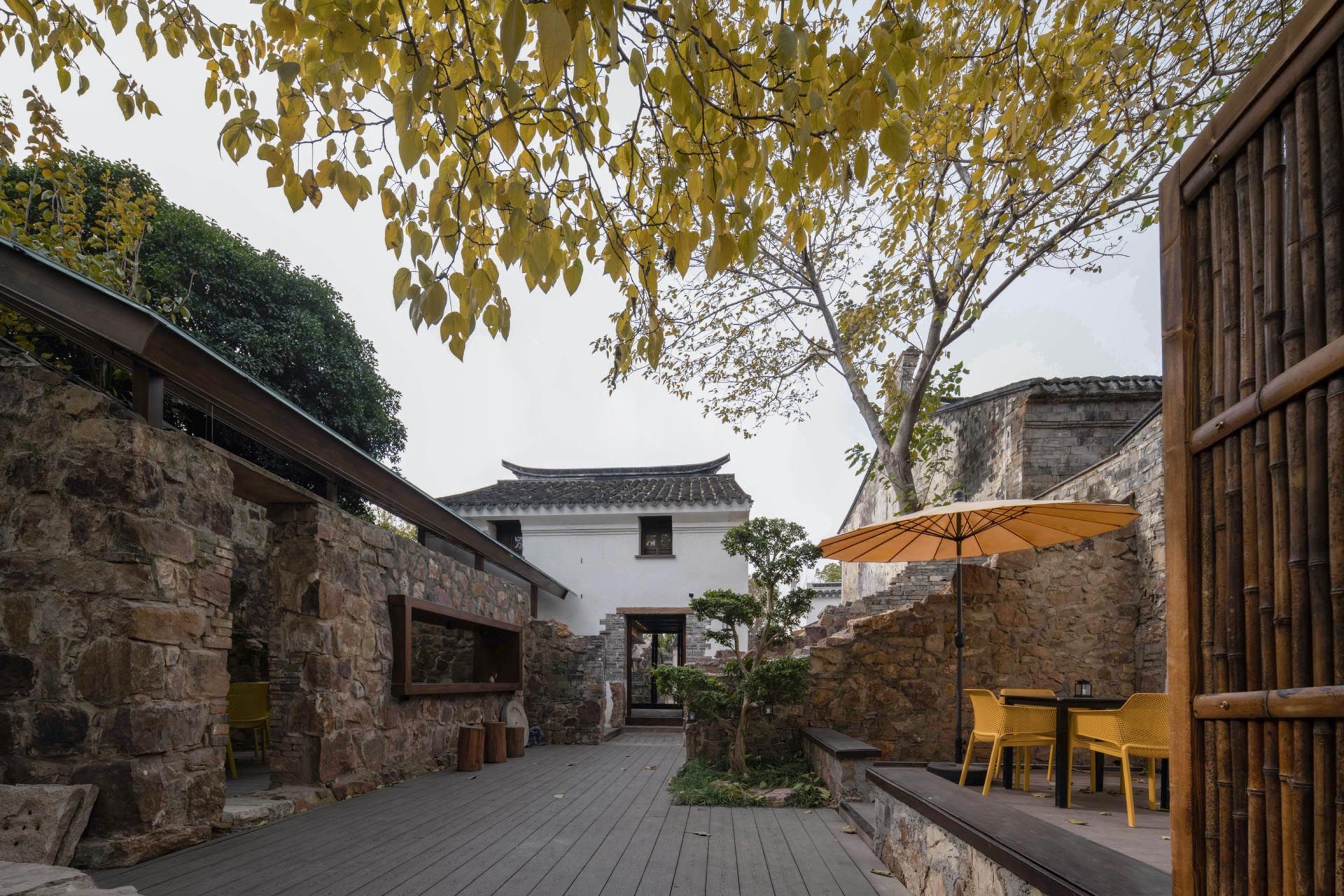 焦溪是家小院，常州黄石墙里的小酒馆